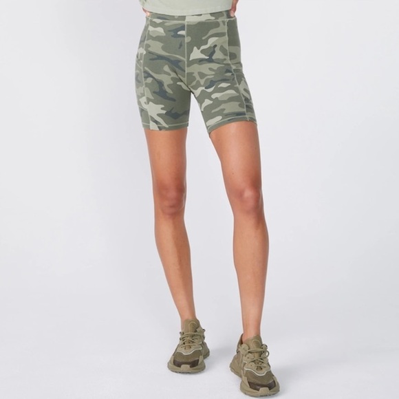 NWT Monrow Olive Camouflage Biker Shorts with Pockets - Picture 4 of 13